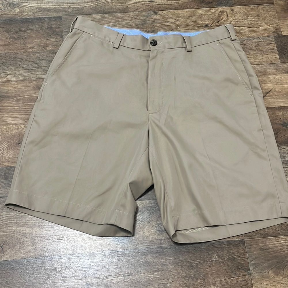 Brooks Brothers flat front polyester shorts. Size 34